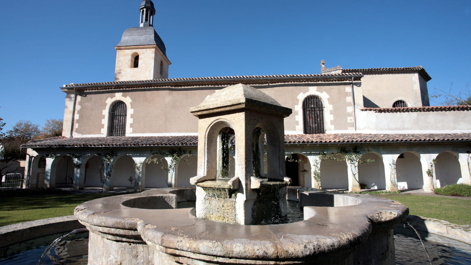 Vue de l'église de Saint Selve depuis la fontaine