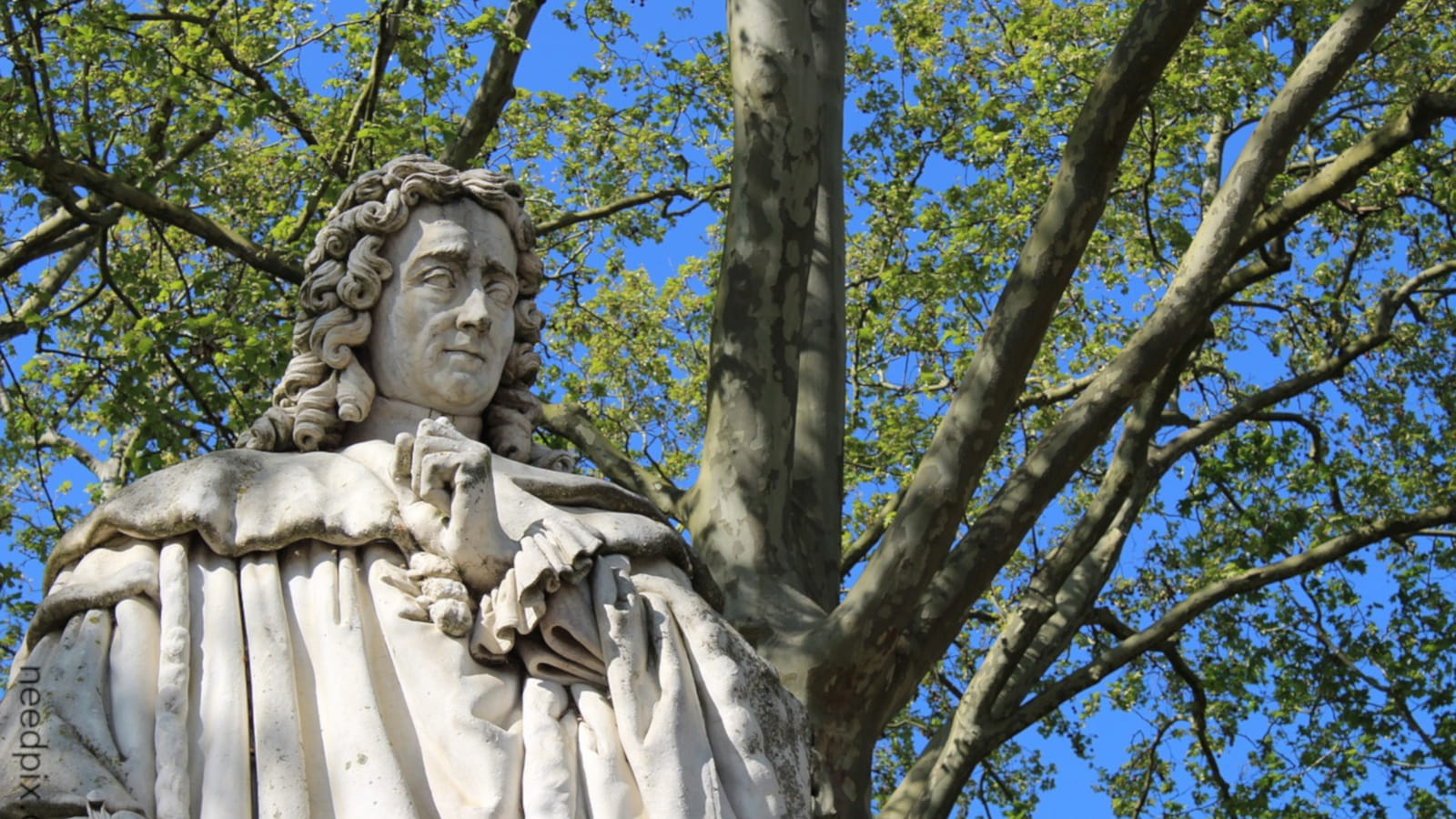 Statue de Montesquieu, place de Quinconces à Bordeaux